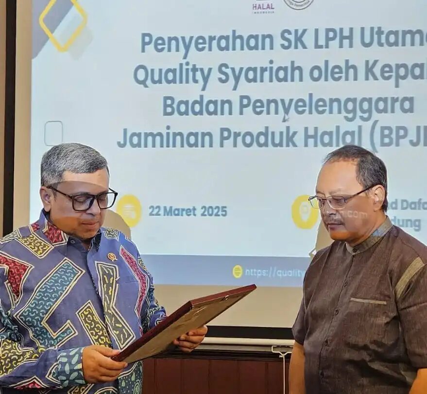 Kepala BPJPH Serahkan Sertifikat LPH Quality Syariah Menjadi LPH Utama